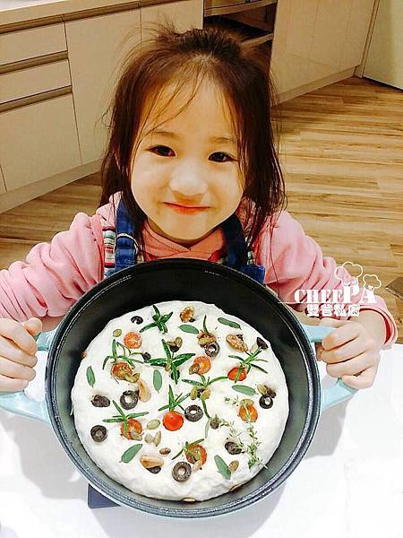 親子手作烘培的『迷迭香佛卡夏』  親子手作烘培的『迷迭香佛卡夏』