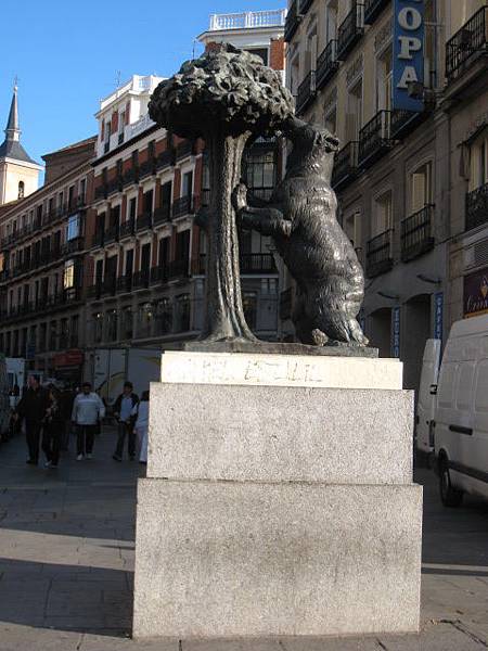 馬德里市徽"楊梅與熊 "