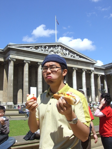 在大英博物館前吃熱狗很好吃 但 也粉貴..一份2鎊