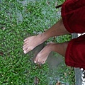 赤腳親近雨水