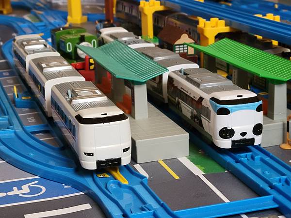 Plarail, JR西日本287系特急電車 and 287系熊貓黑潮號 Plarail, JR西日本287系特急電車 and 287系熊貓黑潮號