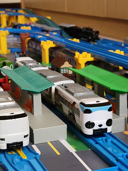 Plarail, JR西日本287系特急電車 and 287系熊貓黑潮號 Plarail, JR西日本287系特急電車 and 287系熊貓黑潮號