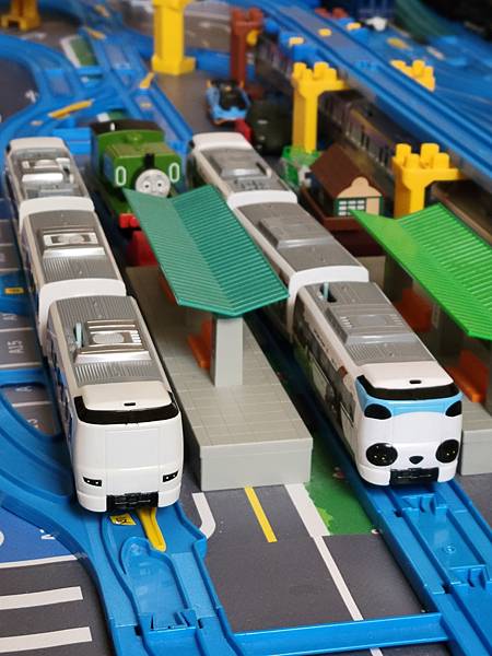 Plarail, JR西日本287系特急電車 and 287系熊貓黑潮號 Plarail, JR西日本287系特急電車 and 287系熊貓黑潮號