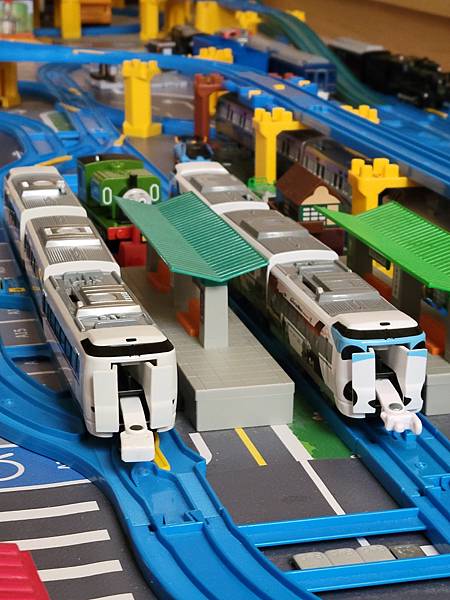 Plarail, JR西日本287系特急電車 and 287系熊貓黑潮號 Plarail, JR西日本287系特急電車 and 287系熊貓黑潮號