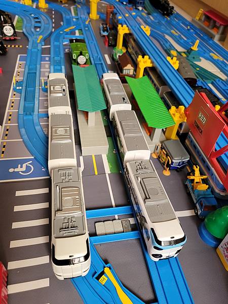 Plarail, JR西日本287系特急電車 and 287系熊貓黑潮號 Plarail, JR西日本287系特急電車 and 287系熊貓黑潮號