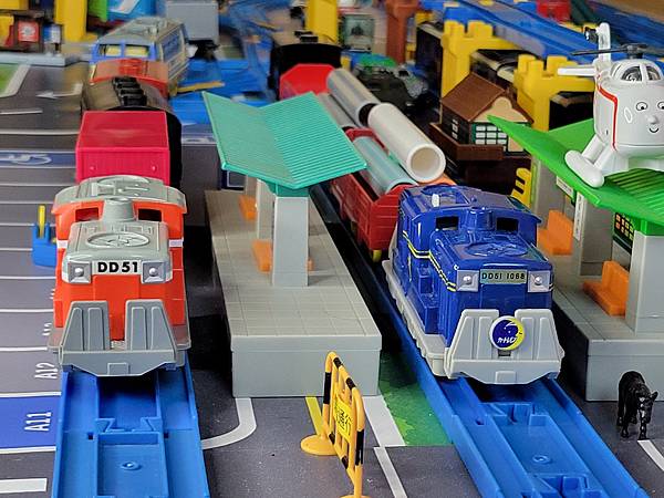 DD51與DD51 1068號機(藍)