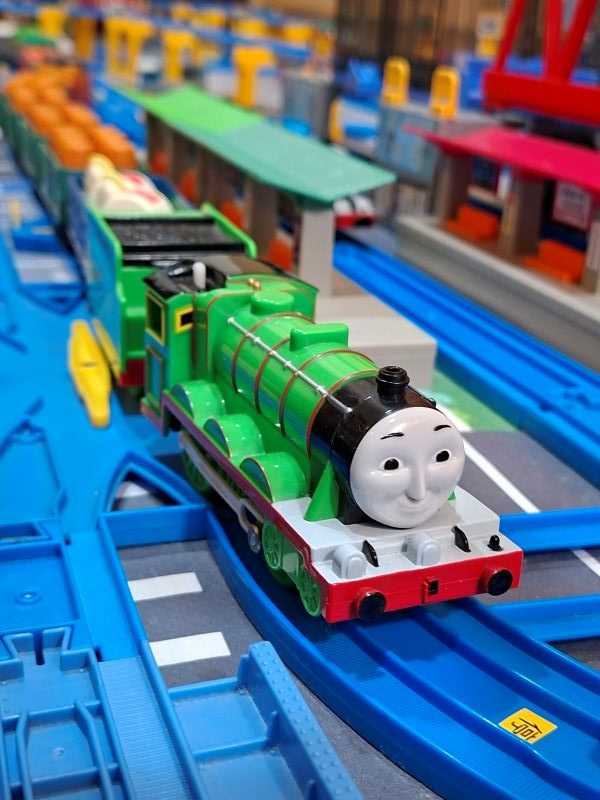 照片是湯瑪士小火車中的亨利,Plarail 鐵道王國,2025.11.26 照片是湯瑪士小火車中的亨利,Plarail 鐵道王國,2025.11.26