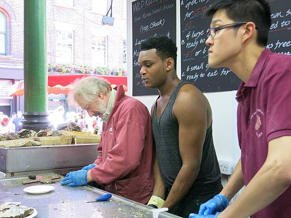 波洛市場，吃生蠔-成寒