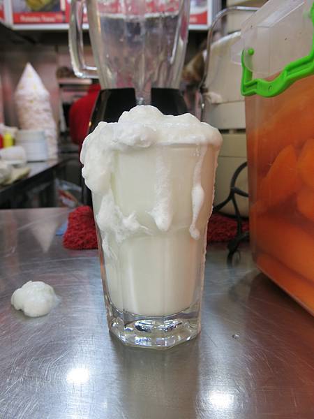 000-土耳其國飲 national drink of Turkey-Ayran is made of yogurt, water and salt-Istanbul, Turkey-成寒.JPG