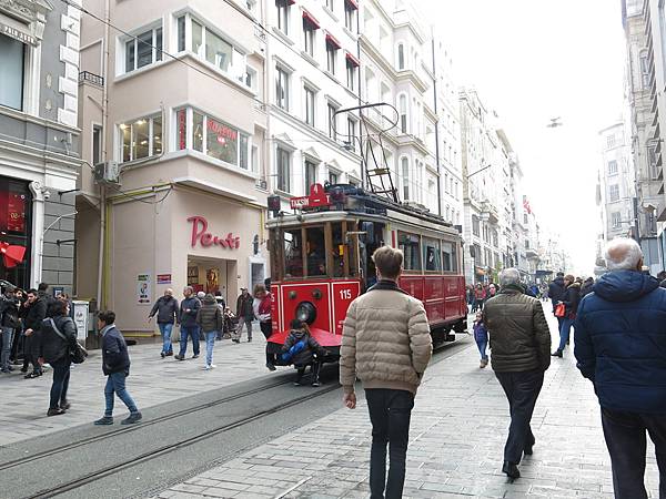 01-Taksim-Tünel 地鐵站-塔克辛廣場-紅色復古電車-成寒.JPG