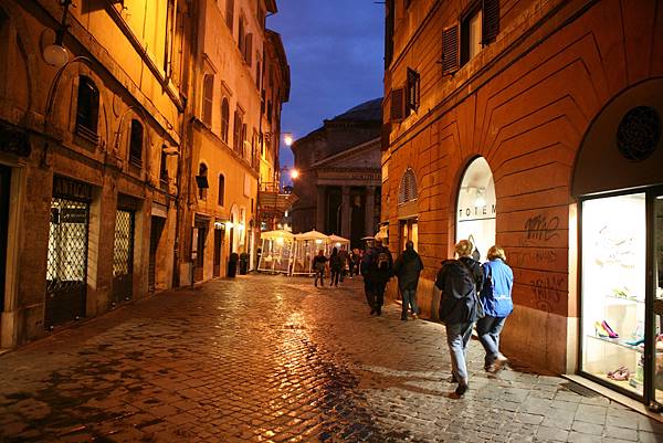 World___Italy_Night_walk_in_Rome__Italy_062621_.jpg