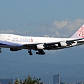 China Airlines B747-409F(SCD)(B-18702)@TIA_1(2)_20100820.jpg