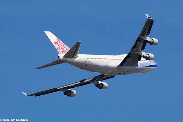 China Airlines B747-409(B-18206)@TIA_2(2)_20100827.jpg