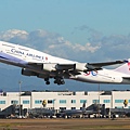 China Airlines B747-409(B-18208)@TIA_3(2)_20100820.jpg