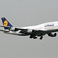 Lufthansa B747-430(D-ABVU)@VHHH_1(2)_20101210.jpg