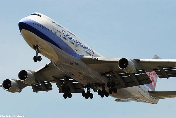 China Airlines B747-409(B-18201)@TIA_1(2)_20100731.jpg