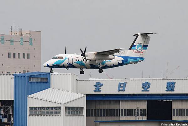 Amakusa Airlines DHC-8-103Q Dash 8(JA81AM)@Skypark_1(2)_20110516.jpg