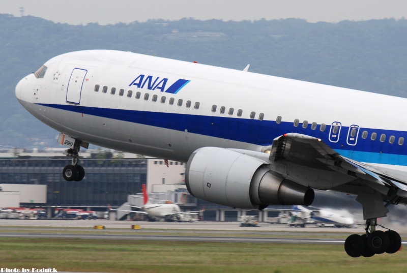 ANA B767-381(JA8290)@Skypark_2(2)_20110516.jpg