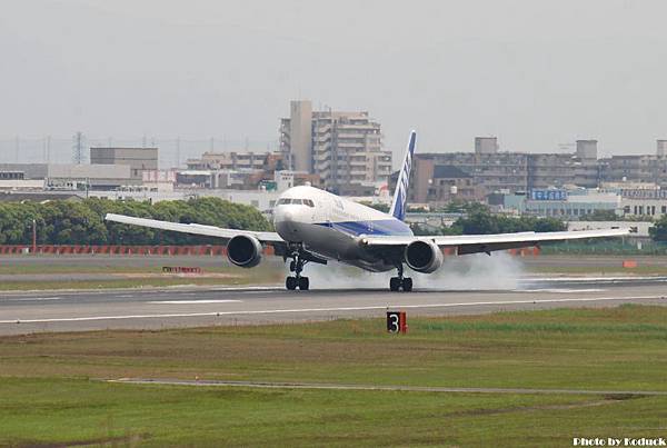 ANA B767-381(JA8669)@Skypark_1(2)_20110516.jpg