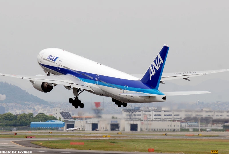 ANA B777-281(JA714A)@Skypark_3(2)_20110516.jpg