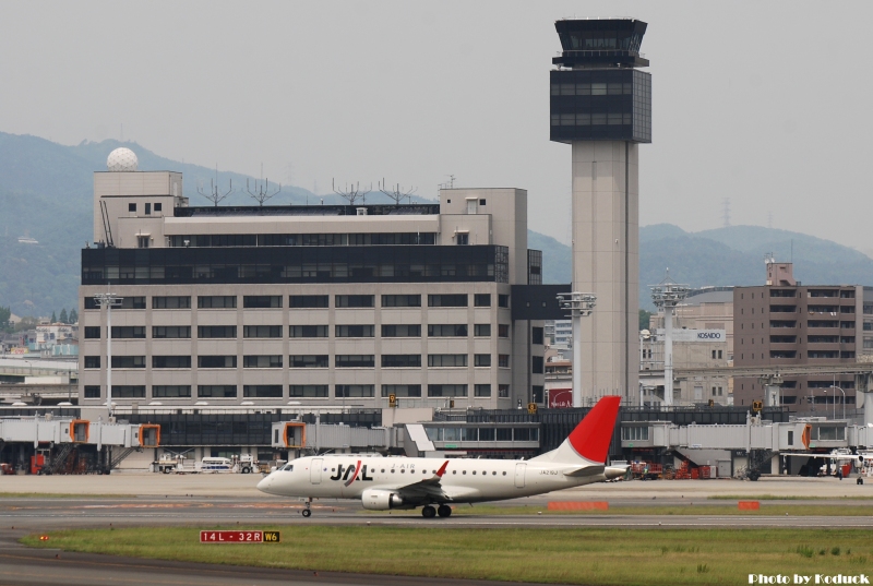 JAL Embraer ERJ-170-100(JA219J)@Skypark_2(2)_20110516.jpg