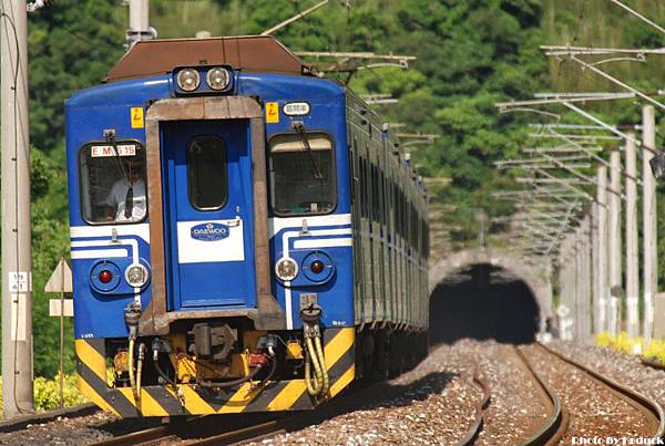 2735次電車@南澳站南_1(2)_20110620.jpg