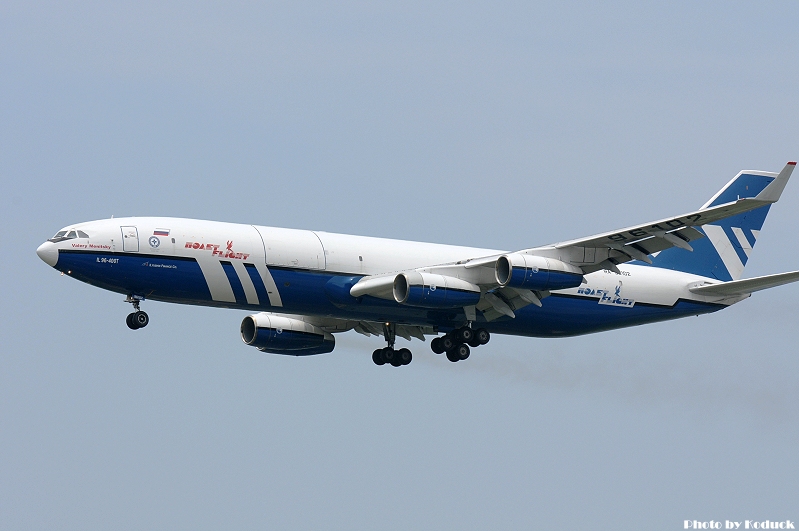 Polet Airlines Ilyushin Il-96-400T(RA-96102)@RCTP_1(2)_20110702.jpg