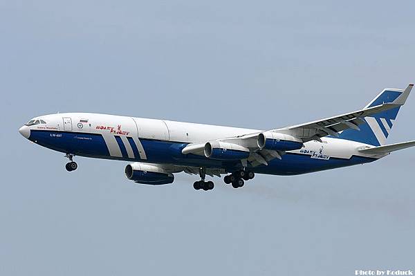 Polet Airlines Ilyushin Il-96-400T(RA-96102)@RCTP_1(2)_20110702.jpg