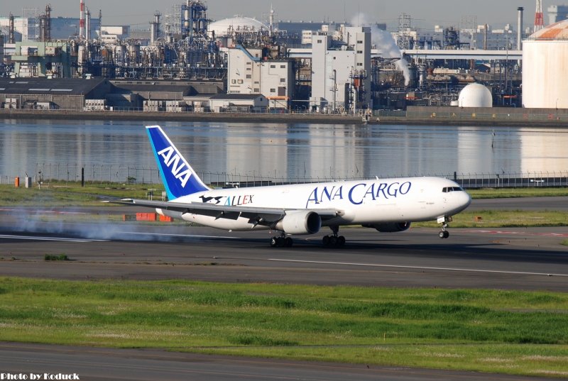 ANA B767-381ER(BCF)(JA8362)@Haneda_1(2)_20110515.jpg