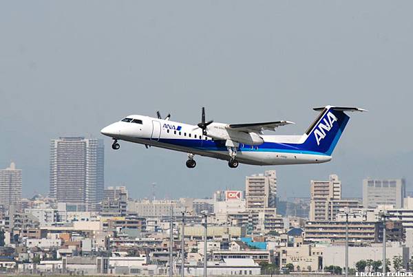 ANA DHC-8-314Q Dash 8(JA805K)@Haneda_1(2)_20110515.jpg