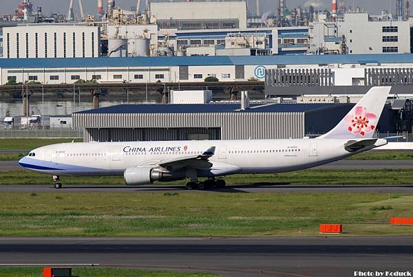 China Airlines A330-302(B-18352)@Haneda_1(2)_20110515.jpg