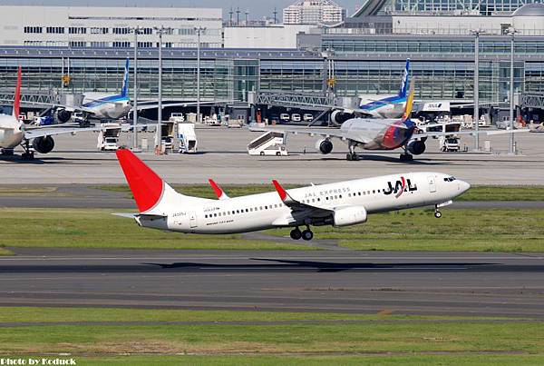 JAL B737-846(JA325J)@Haneda_1(2)_20110515.jpg