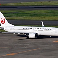 JAL B737-846(WL)(JA302J)@Haneda_2(2)_20110515.jpg