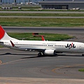 JAL B737-846(WL)(JA330J)@Haneda_1(2)_20110515.jpg