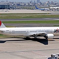 JAL B777-246(JA8985)@Haneda_2(2)_20110515.jpg