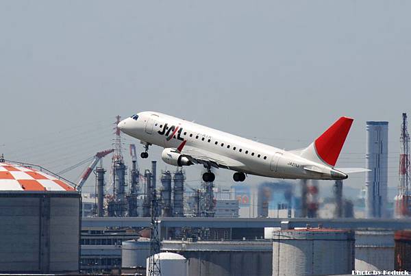 JAL Embraer ERJ-170-100(JA211J)@Haneda_1(2)_20110515.jpg