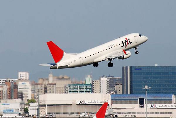 JAL Embraer ERJ-170-100(JA214J)@Haneda_2(2)_20110515.jpg