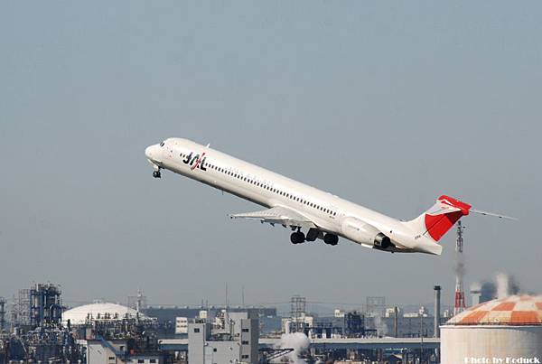 JAL MD-90-30(JA8020)@Haneda_1(2)_20110515.jpg