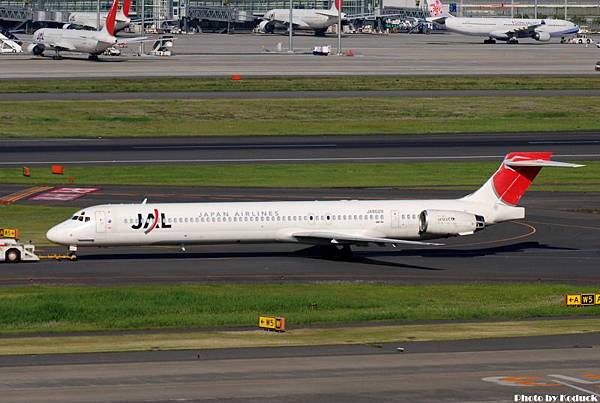 JAL MD-90-30(JA8029)@Haneda_1(2)_20110515.jpg