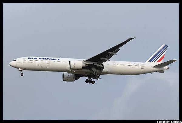 Air France Boeing 777-328(ER)(F-GSQH)@PVG_1(2)_20110722.jpg