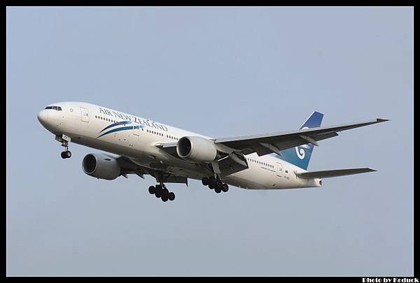 Air New Zealand Boeing 777-219(ER)(ZK-OKD)@PVG_1(2)_20110722.jpg