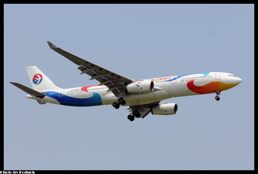 China Eastern Airlines Airbus A330-343X(B-6127)@PVG_1(2)_20110722.jpg