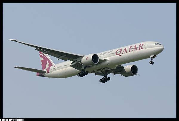 Qatar Airways Boeing 777-3DZ(ER)(A7-BAO)@PVG_1(2)_20110722.jpg