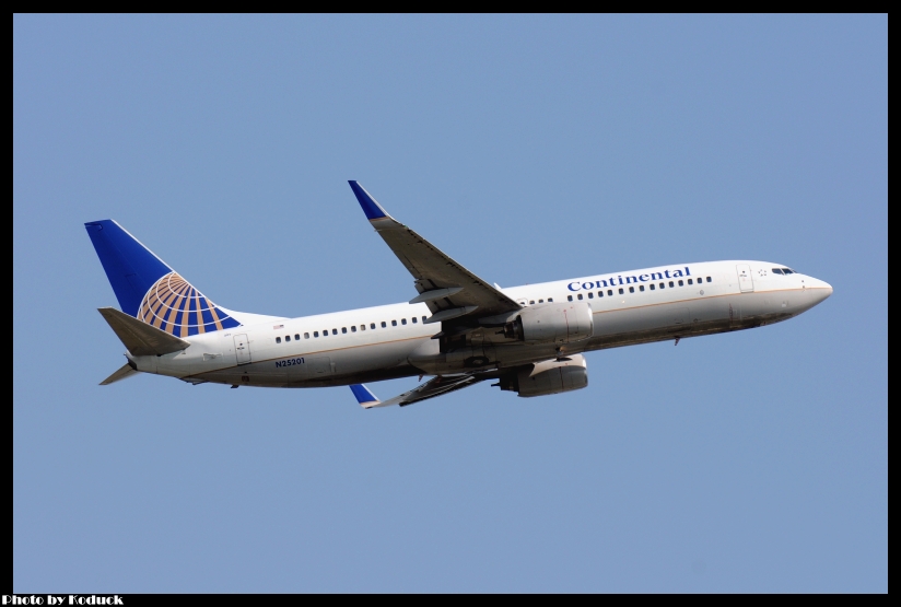 Continental Airlines Boeing 737-824(WL)(N25201)@RCTP_1(2)_20110816.jpg