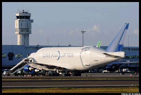 Boeing B747-409(LCF) Dreamlifter(N780BA)@RCTP_1(2)_20110825.jpg