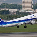 ANA A320-211(JA8384)@Itami_1(2)_20110516.jpg