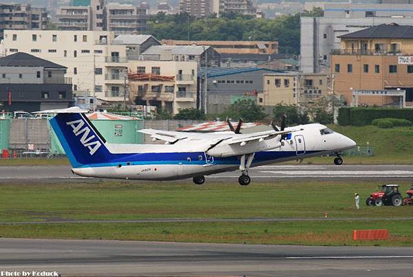 ANA DHC-8-314Q Dash8(JA802K)@Itami_1(2)_20110516.jpg