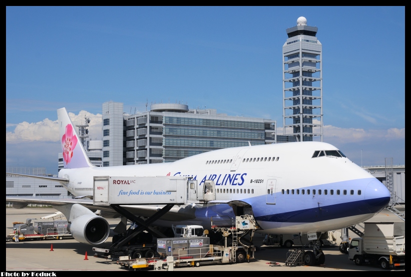 China Airlines B747-409(B-18251)@KIX_1(2)_20110913.jpg