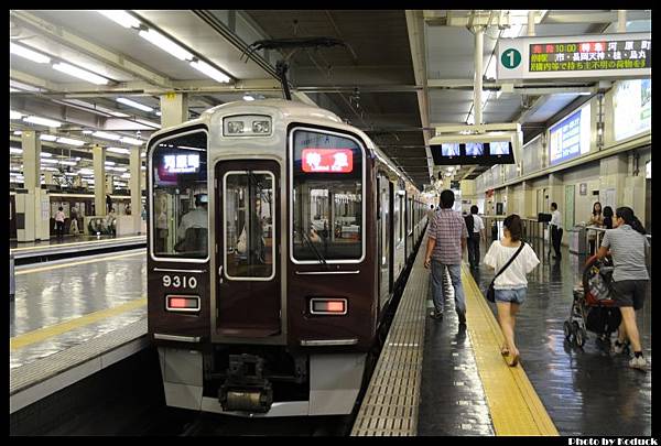 阪急電鐵9300系電車@梅田_1(2)_20110911.jpg