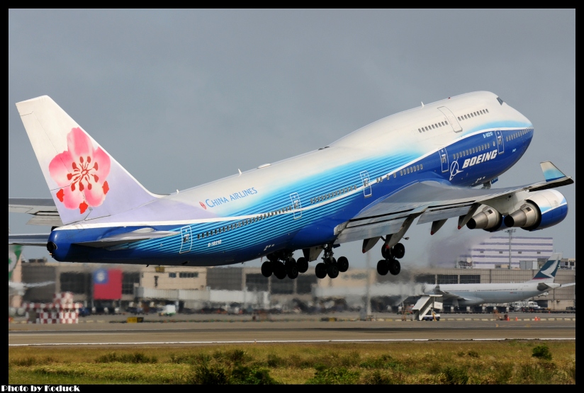 China Airlines B747-409(B-18210)@RCTP_1(2)_20111103.jpg